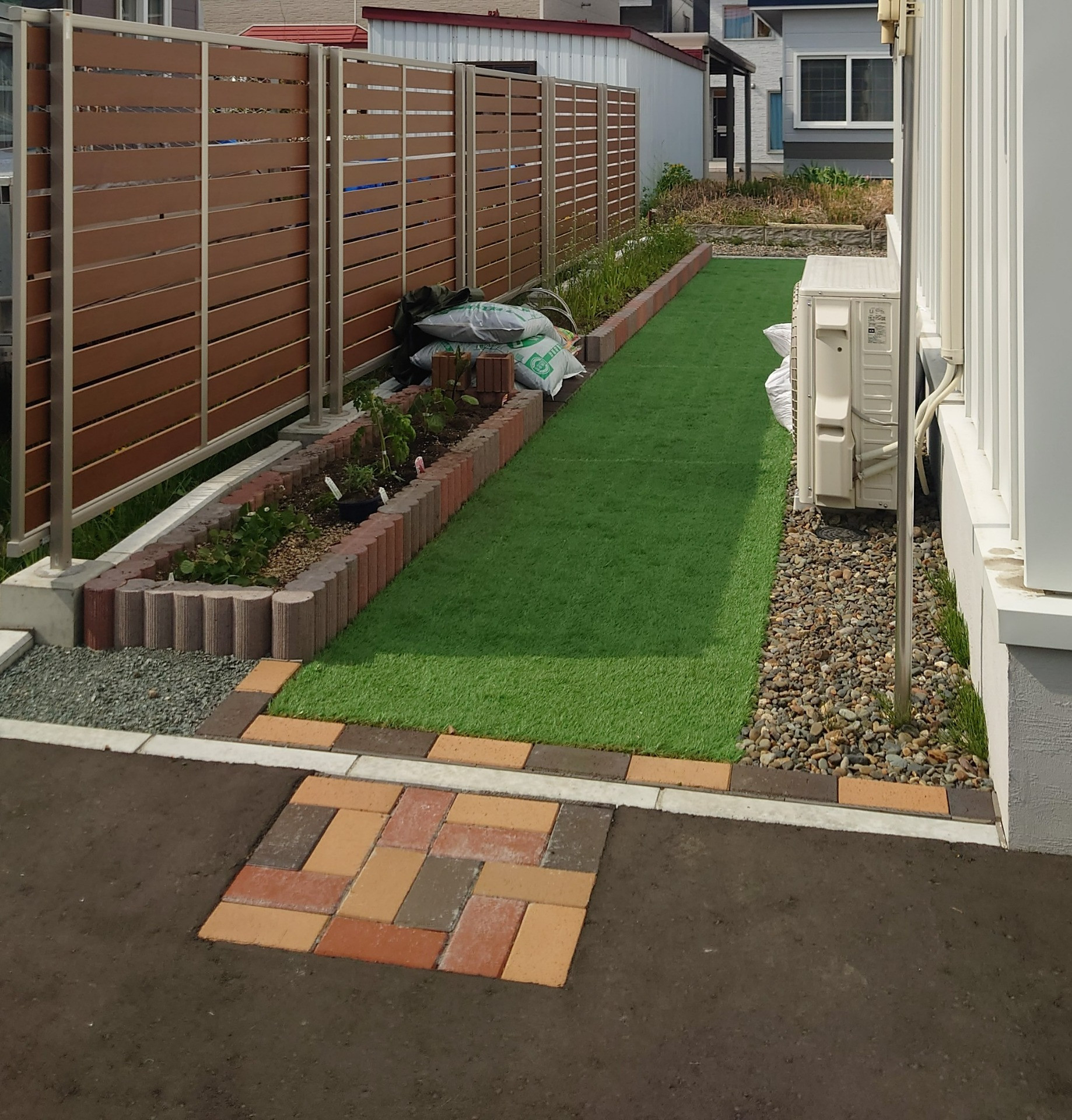 【施工例】砂利掘削からウッドデッキと花壇設置まで外構工事完了